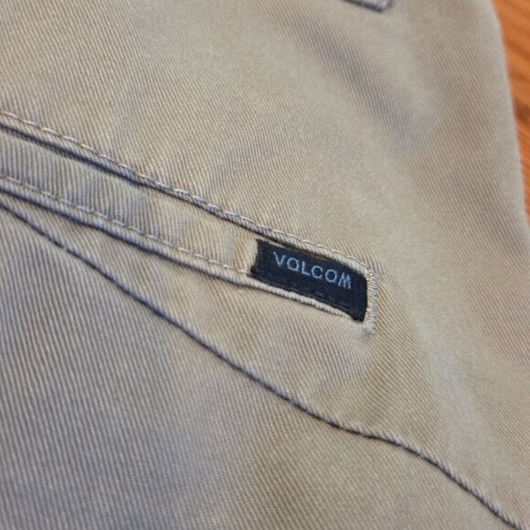 Vintage Volcom Shorts Men’s 36x10” Skater Y2K Grunge Baggy Beige Khakis - Picture 14 of 14